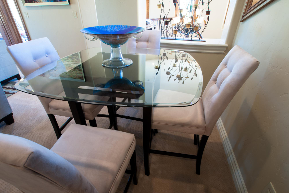 table de cuisine avec plaque en verre