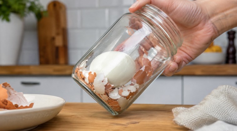 enlever la coquille des œufs durs à l'aide d'un bocal