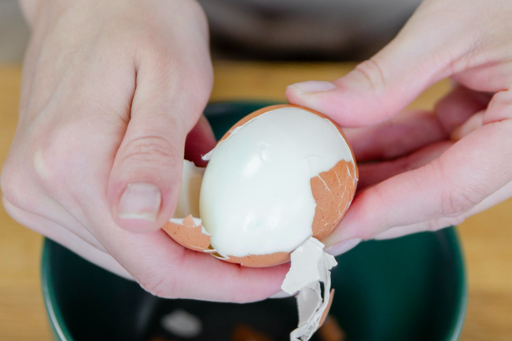 enlever la coquille des œufs durs