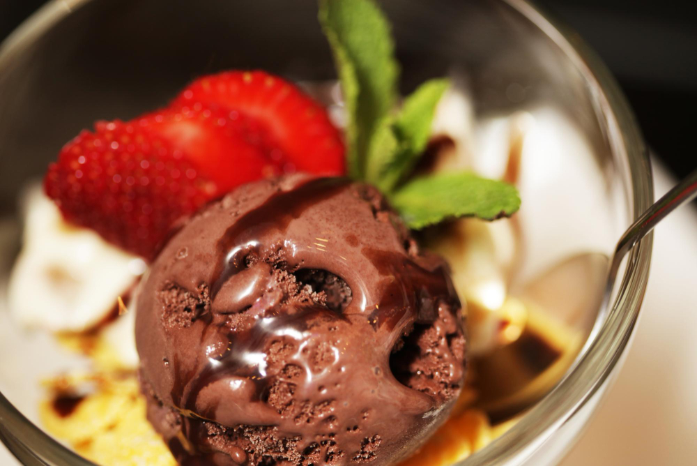 Une boule de glace au chocolat ou au café